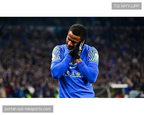 画面：终场哨响，带领球队完成保级关键战的老帅孔布阿雷在教练席掩面沉思